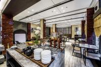 Un restaurante u otro lugar para comer en Fenghuang Jiang'an Xinghe Hotel