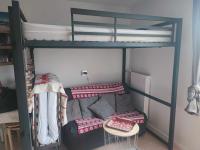 Łóżko lub łóżka w pokoju w obiekcie Location studio Nord Superdevoluy