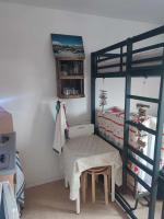 Łóżko lub łóżka w pokoju w obiekcie Location studio Nord Superdevoluy