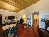 TV i/ili multimedijalni sistem u objektu Poderaccio Agri Relais & Bistro