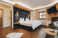 Postel nebo postele na pokoji v ubytování Hotel Gasthof Mitteregger - Beste Lage in Kaprun