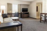 ein Wohnzimmer mit Couch und Flachbildfernseher in der Unterkunft Residence Inn by Marriott Las Vegas Airport in Las Vegas