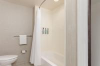 Ein Badezimmer in der Unterkunft Residence Inn by Marriott Las Vegas Airport