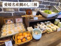 Un buffet con huevos y otros alimentos en cestas. en 今治ステーションホテル, en Imabari