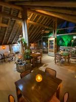 Un restaurante u otro lugar para comer en Hotel Manavai