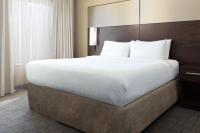 ein großes weißes Bett in einem Hotelzimmer in der Unterkunft Residence Inn by Marriott Las Vegas Airport in Las Vegas