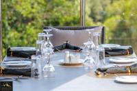 uma mesa com copos e pratos numa mesa em Highlands View Boutique Villas & Resort, Nyeri em Nyeri
