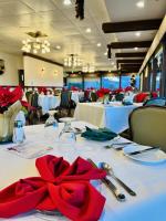 een tafel met rode servetten bovenop een tafel bij The Inn at Mission Lakes in Desert Hot Springs