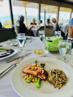 een witte plaat met eten op tafel bij The Inn at Mission Lakes in Desert Hot Springs