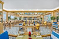 会安Wafaifo Resort Hoi An的有木桌椅的餐厅