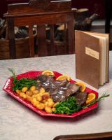 een bord met eten met vlees en groenten op een tafel bij Casa do Marujo e Casa do Mirone in Fornos de Algodres