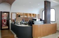 una barra en un restaurante con una encimera en Cordex Hotel Marelan Medan, en Medan