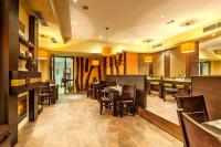 un restaurant avec des tables et des chaises et une cheminée dans l'établissement Dream Private Apartment N511, à Bansko