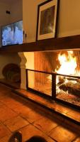 Televízia a/alebo spoločenská miestnosť v ubytovaní Hotel los Tilos