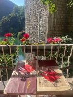 una mesa de madera con servilletas rojas y copas de vino en hotel restaurant le saint nazaire, en Saint-Nazaire-en-Royans