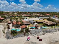 una vista aerea di un resort sulla spiaggia di Pousada Bikibu a Maracajaú