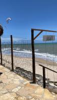 una spiaggia con un cartello che recita "ponte per gli ospiti" di Pousada Bikibu a Maracajaú
