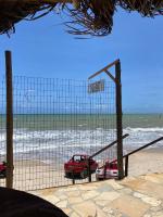 un canestro da basket sulla spiaggia vicino all'oceano di Pousada Bikibu a Maracajaú