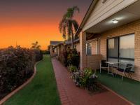una casa con un patio con mesa y sillas en Comfort Inn &amp; Suites Karratha, en Karratha