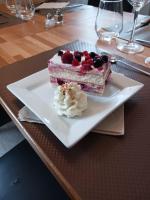 un trozo de pastel en un plato en una mesa en CONTACT HOTEL LE BOIS SAUVAGE, en Saint-Agrève