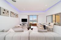 TV a/nebo společenská místnost v ubytování Jbr beach walk apartment front sea Amazing view