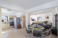 Kuchyň nebo kuchyňský kout v ubytování Protaras Blue River Villa BR26