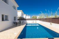 Bazén v ubytování Protaras Blue River Villa BR26 nebo v jeho okolí