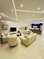 TV a/nebo společenská místnost v ubytování Lux private home Sheikh zayed