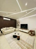 TV a/nebo společenská místnost v ubytování Lux private home Sheikh zayed