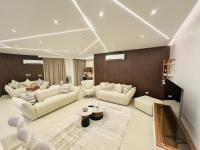 TV a/nebo společenská místnost v ubytování Lux private home Sheikh zayed