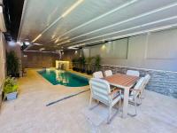 Bazén v ubytování Lux private home Sheikh zayed nebo v jeho okolí