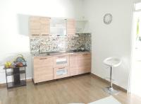 El RealにあるBirding Colombia Lodge cerca a Ibaguéの白い壁のキッチン(木製キャビネット付)