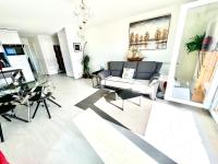 Posezení v ubytování Family Apartment with Lake View | 73