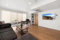 Perfect Location Near USC, 1Bedroom with Shared Accessにあるテレビまたはエンターテインメントセンター