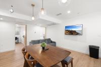 Perfect Location Near USC, 1Bedroom with Shared Accessにあるテレビまたはエンターテインメントセンター