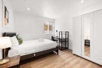 Perfect Location Near USC, 1Bedroom with Shared Accessにあるベッド