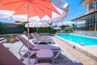 Bazén v ubytování Villa Palm Tree nebo v jeho okolí