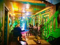 Un comedor con una mesa y una pared verde. en Serendipity Lake Artistic Bungalow by Heidis Home, en Nuwara Eliya