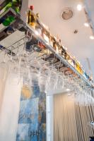 Ein Haufen Weingläser hängt von einem Regal in der Unterkunft Stacia Hotel in Cebu City