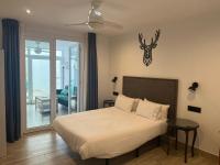 A bed or beds in a room at La Posada del Teatro H Boutique Parking Gratis