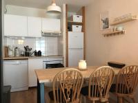 Kuchyňa alebo kuchynka v ubytovaní Appartement rez-de-chaussée, Cosy T3 4 à 6 pers avec Piscines Intérieure & Extérieure à Samoëns en Haute-Savoie