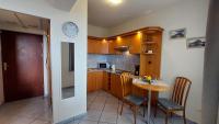 Kuchyňa alebo kuchynka v ubytovaní Apartament Sympatia Kołobrzeg Etna Polonia 718