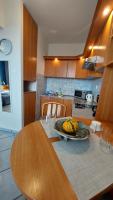 Kuchyňa alebo kuchynka v ubytovaní Apartament Sympatia Kołobrzeg Etna Polonia 718