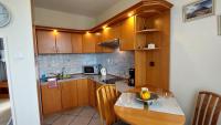 Kuchyňa alebo kuchynka v ubytovaní Apartament Sympatia Kołobrzeg Etna Polonia 718