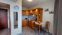 Kuchyňa alebo kuchynka v ubytovaní Apartament Sympatia Kołobrzeg Etna Polonia 718