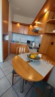 Kuchyňa alebo kuchynka v ubytovaní Apartament Sympatia Kołobrzeg Etna Polonia 718