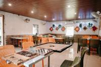 ein Esszimmer mit Tischen und Stühlen und einem Schachbrett in der Unterkunft Corbett Nature Walk - Forest View Swimming Pool in Rāmnagar