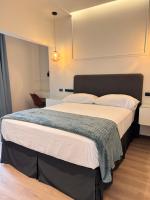 サン・ペドロ・スーラにあるHotel Boutique Las Mesetasの部屋の中に大きなベッドがある寝室