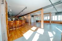 Habitación grande con bar y suelo de madera. en Hampton Bays Hotel On Main, en Hampton Bays