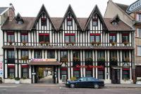 un edificio con un coche aparcado delante en Hotel de Normandie, en Évreux